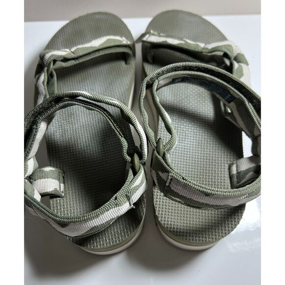Teva Flatform Universal Sport sandal. Size 8 (W).